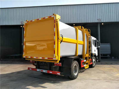 垃圾车与油罐车 城市运转的无名英雄